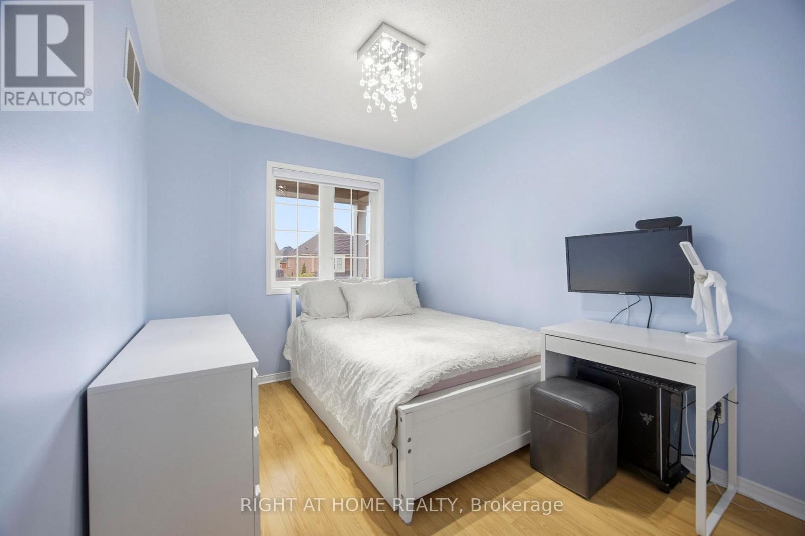 1064 Pepperidge Cross, Mississauga, ON - Indoor Photo Showing Bedroom