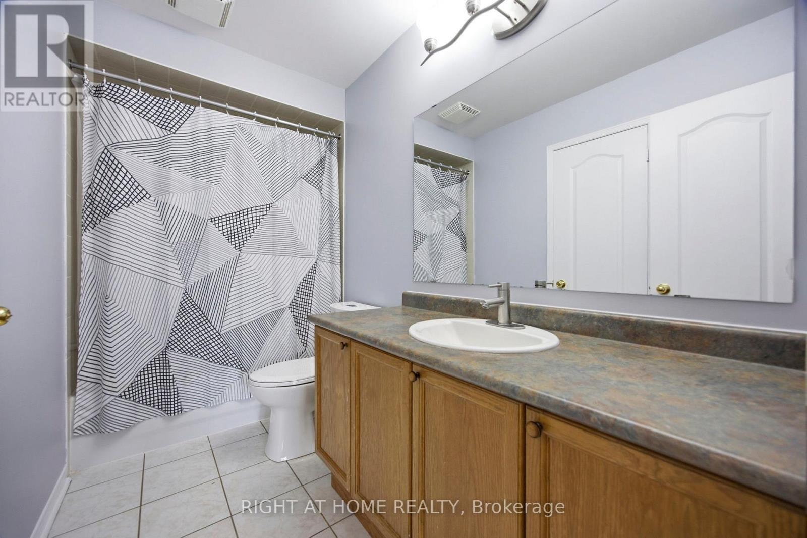 1064 Pepperidge Cross, Mississauga, ON - Indoor Photo Showing Bathroom