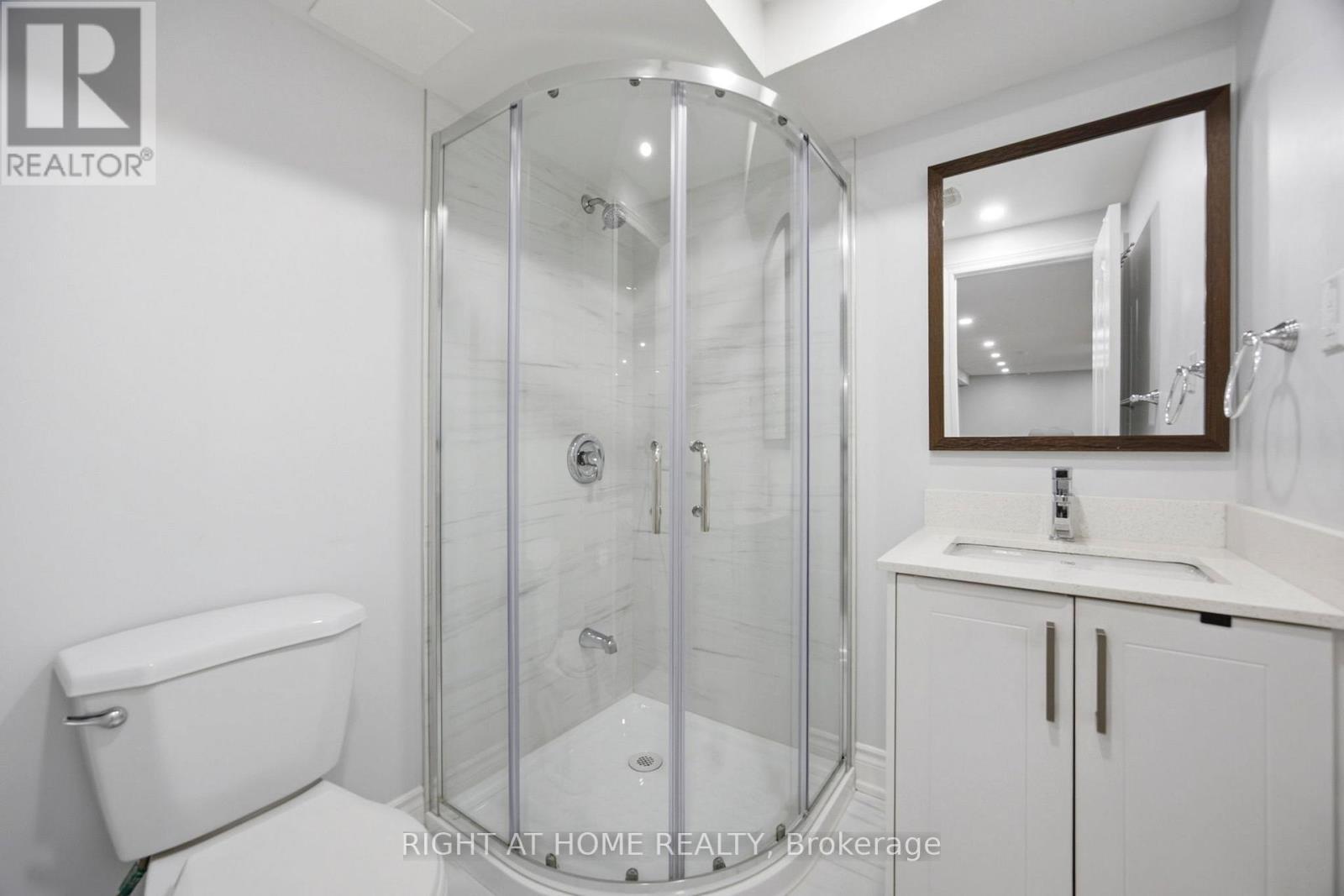 1064 Pepperidge Cross, Mississauga, ON - Indoor Photo Showing Bathroom