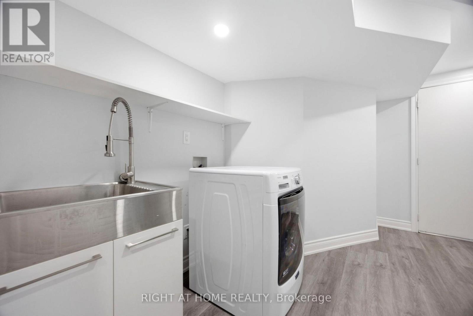 1064 Pepperidge Cross, Mississauga, ON - Indoor Photo Showing Laundry Room