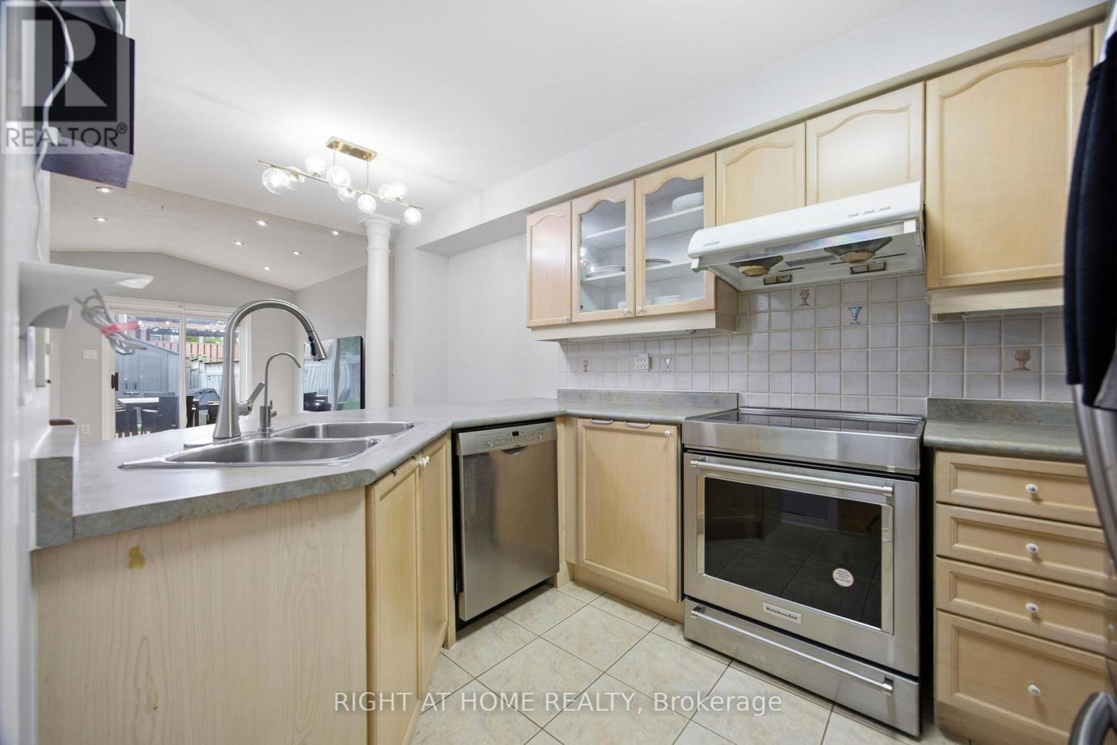 1064 Pepperidge Cross, Mississauga, ON - Indoor Photo Showing Kitchen With Double Sink