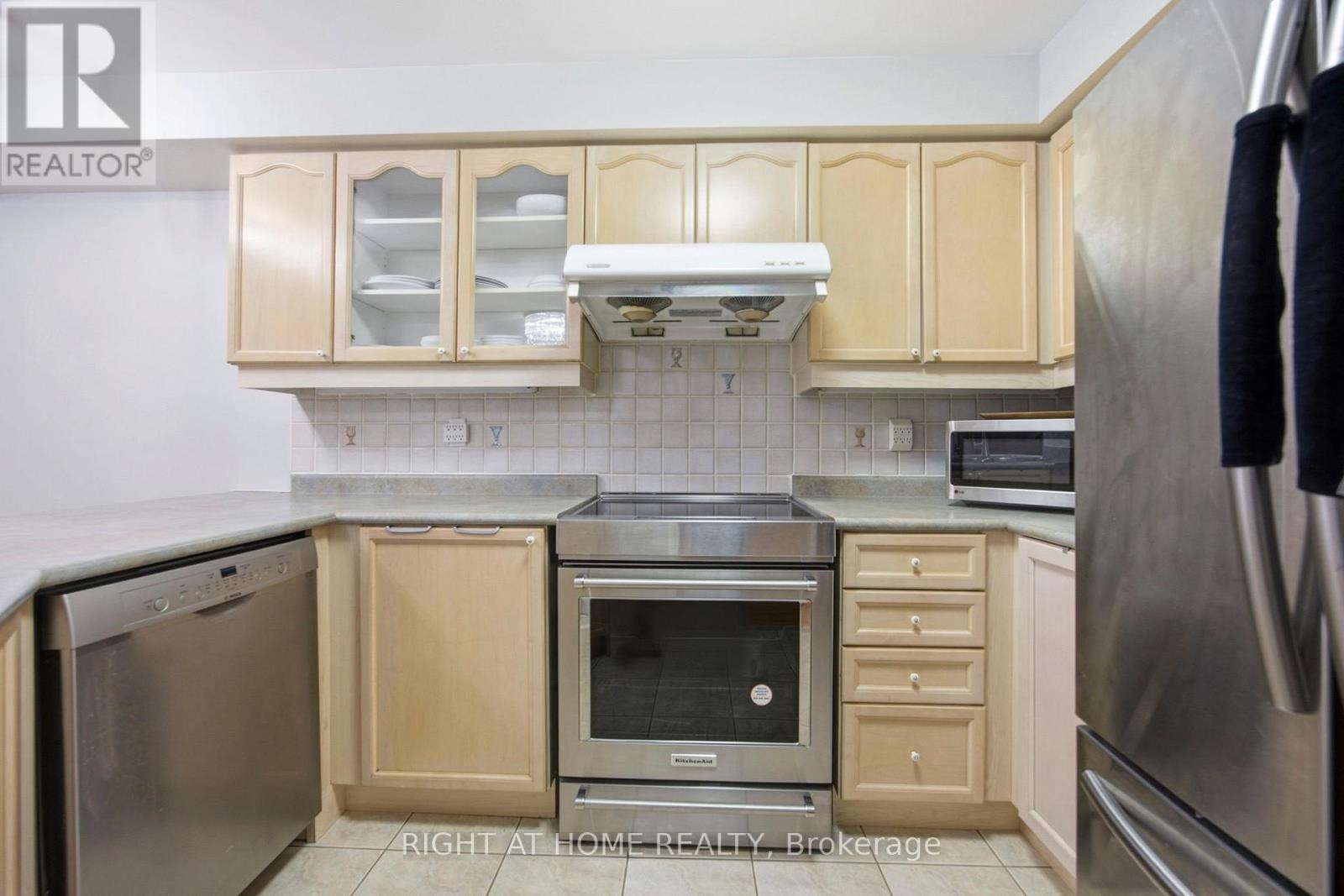 1064 Pepperidge Cross, Mississauga, ON - Indoor Photo Showing Kitchen