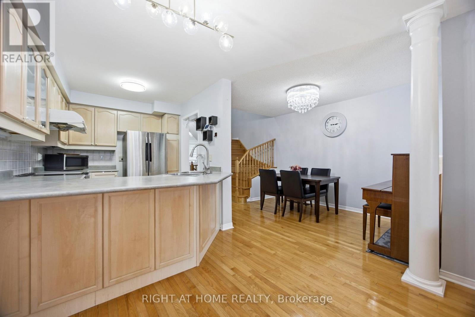 1064 Pepperidge Cross, Mississauga, ON - Indoor Photo Showing Kitchen