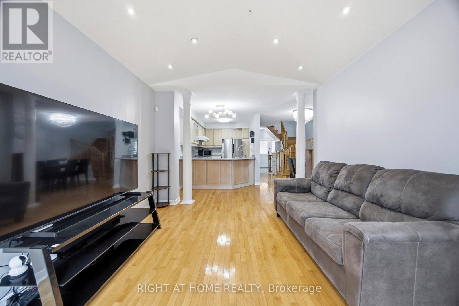 1064 Pepperidge Cross, Mississauga, ON - Indoor Photo Showing Living Room