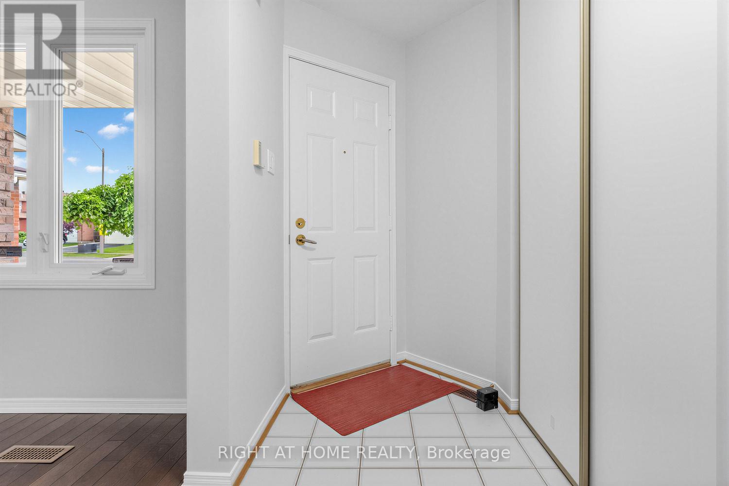 208 Kingsbridge Garden Circle, Mississauga, ON - Indoor Photo Showing Other Room