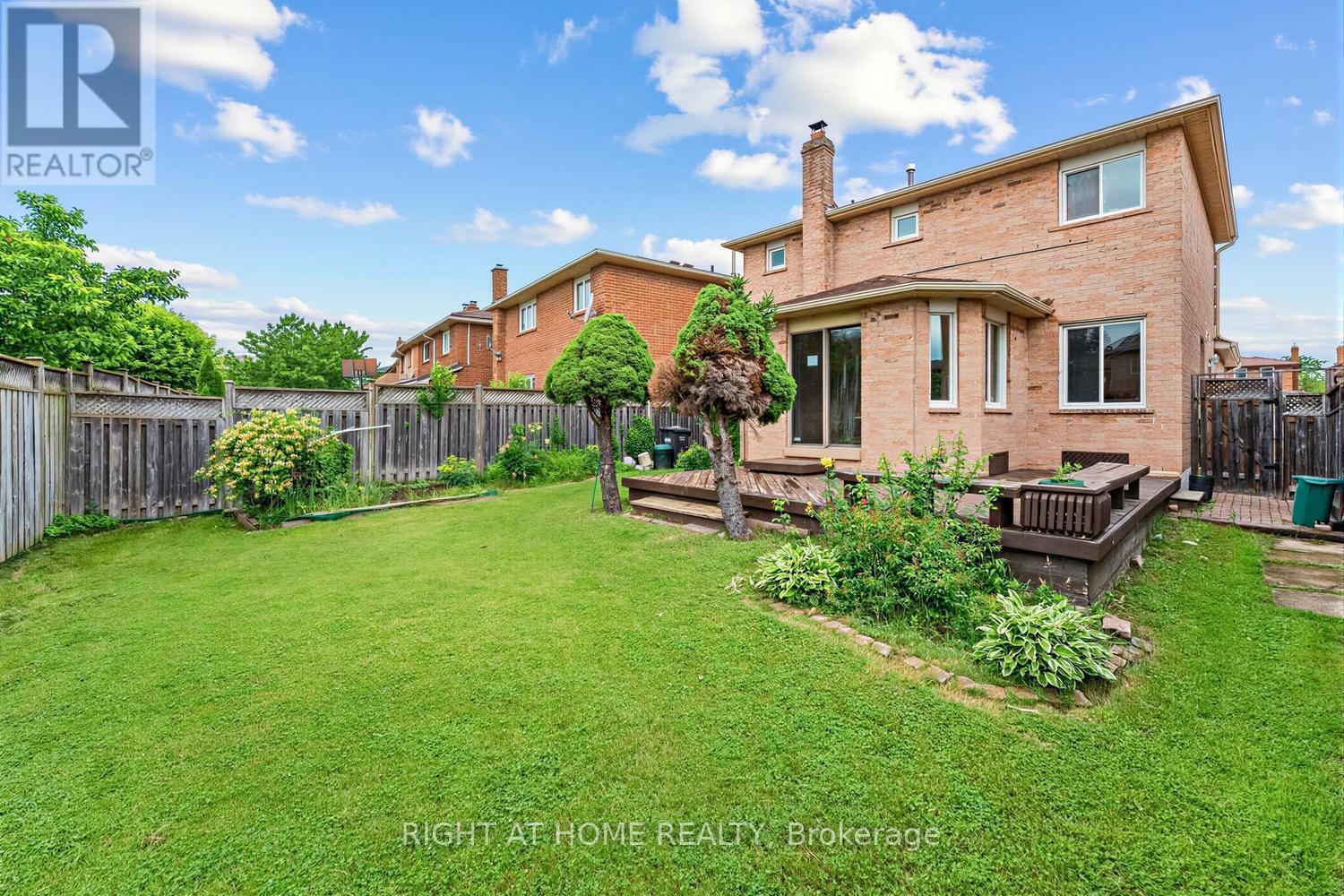 208 Kingsbridge Garden Circle, Mississauga, ON - Outdoor