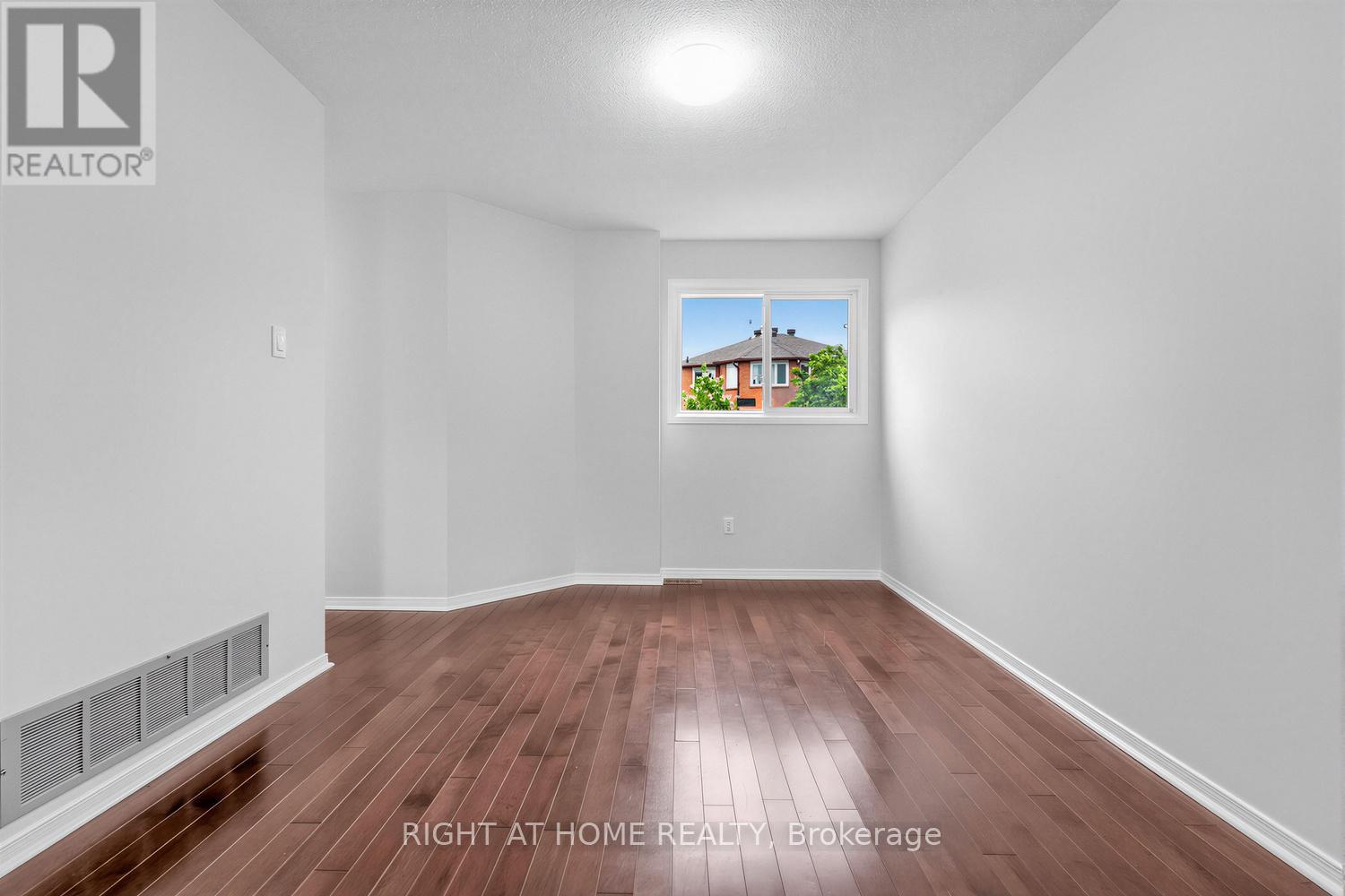 208 Kingsbridge Garden Circle, Mississauga, ON - Indoor Photo Showing Other Room