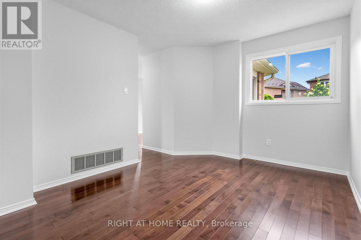 208 Kingsbridge Garden Circle, Mississauga, ON - Indoor Photo Showing Other Room