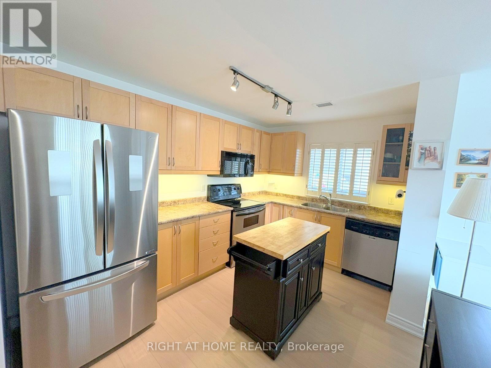 202 - 2000 Creekside Drive, Hamilton, ON - Indoor Photo Showing Kitchen