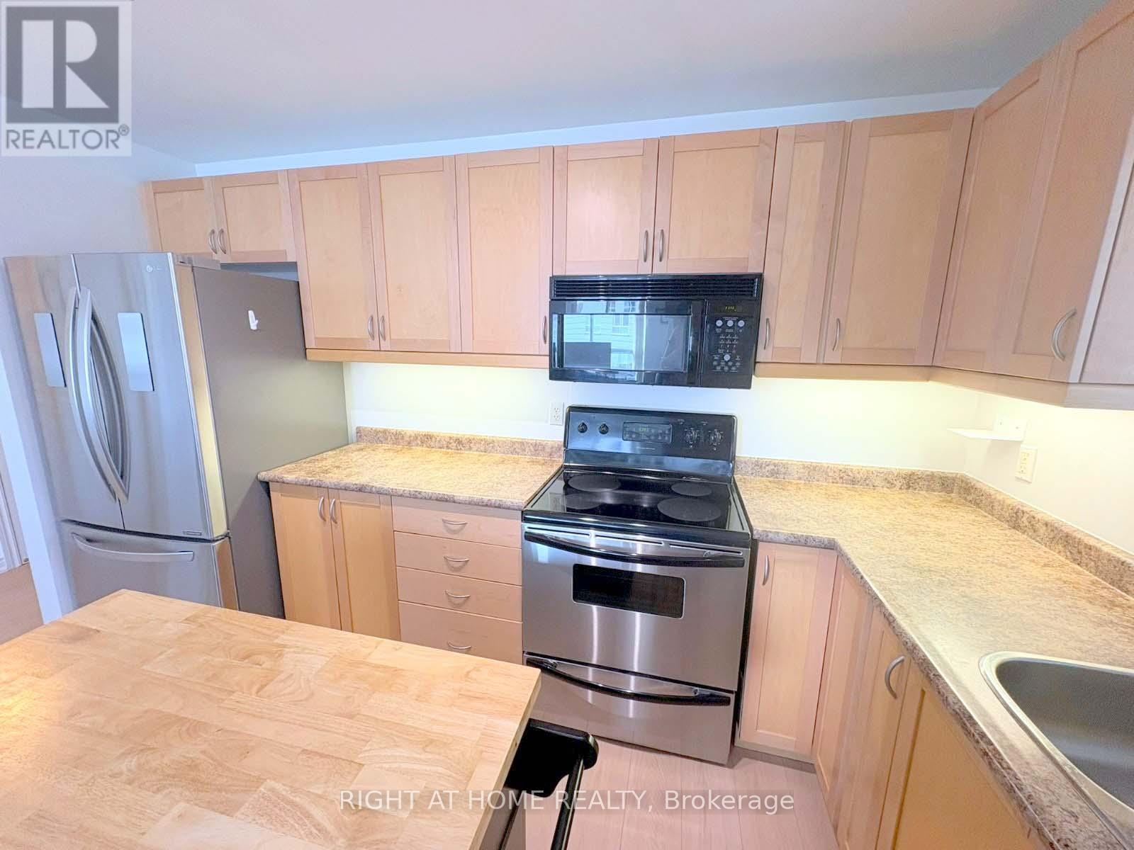 202 - 2000 Creekside Drive, Hamilton, ON - Indoor Photo Showing Kitchen