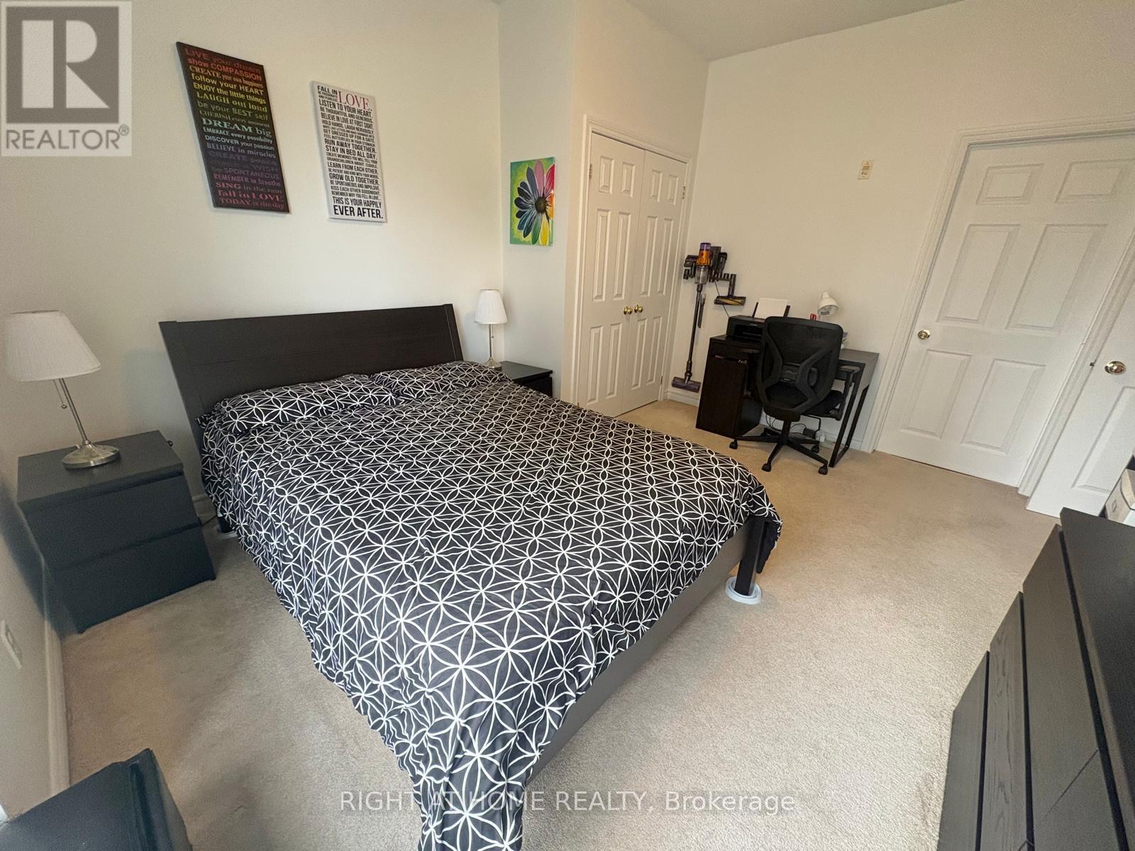 202 - 2000 Creekside Drive, Hamilton, ON - Indoor Photo Showing Bedroom