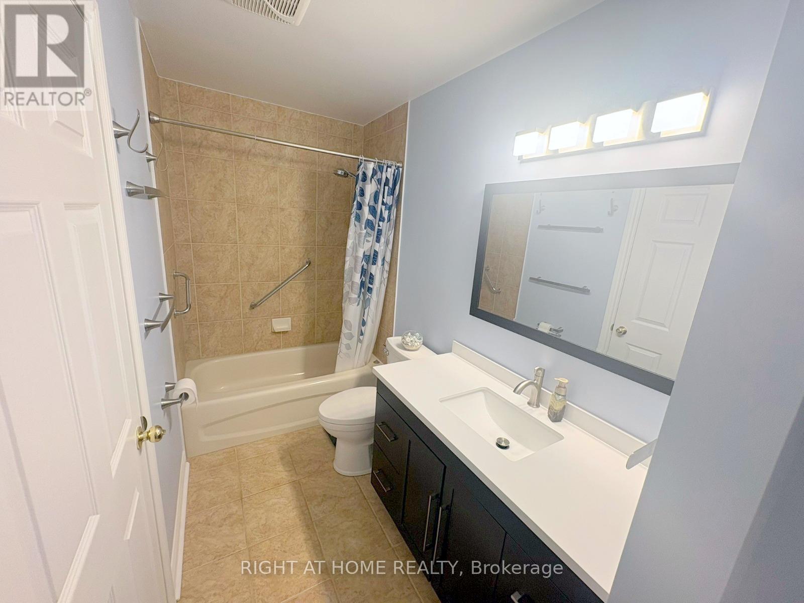 202 - 2000 Creekside Drive, Hamilton, ON - Indoor Photo Showing Bathroom