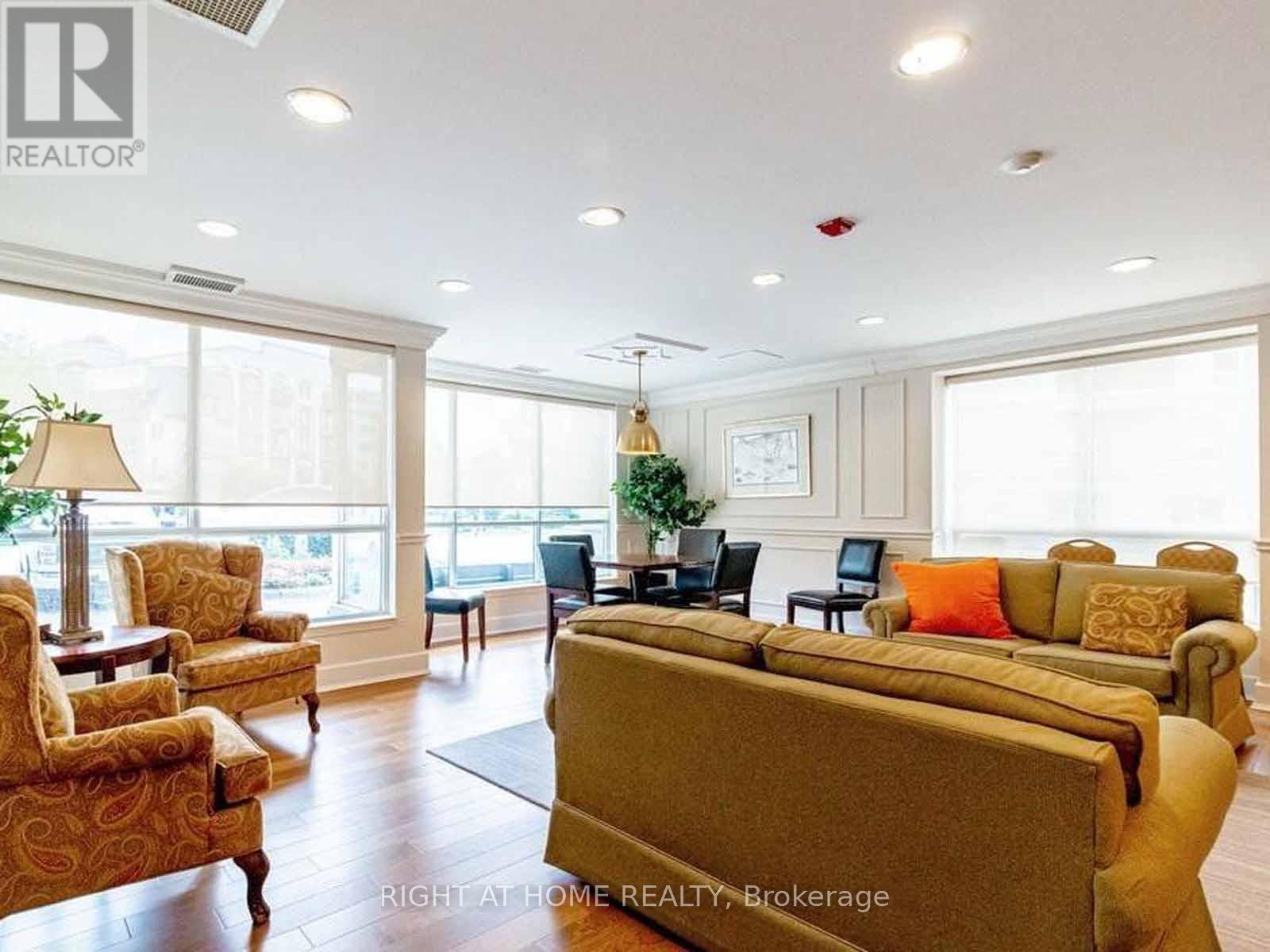 202 - 2000 Creekside Drive, Hamilton, ON - Indoor Photo Showing Living Room