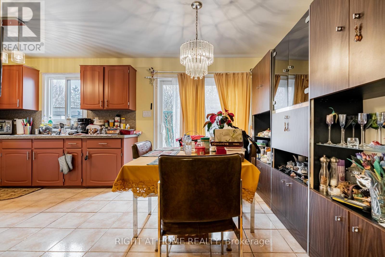 4278 Sawmill Valley Drive, Mississauga, ON - Indoor Photo Showing Kitchen With Double Sink