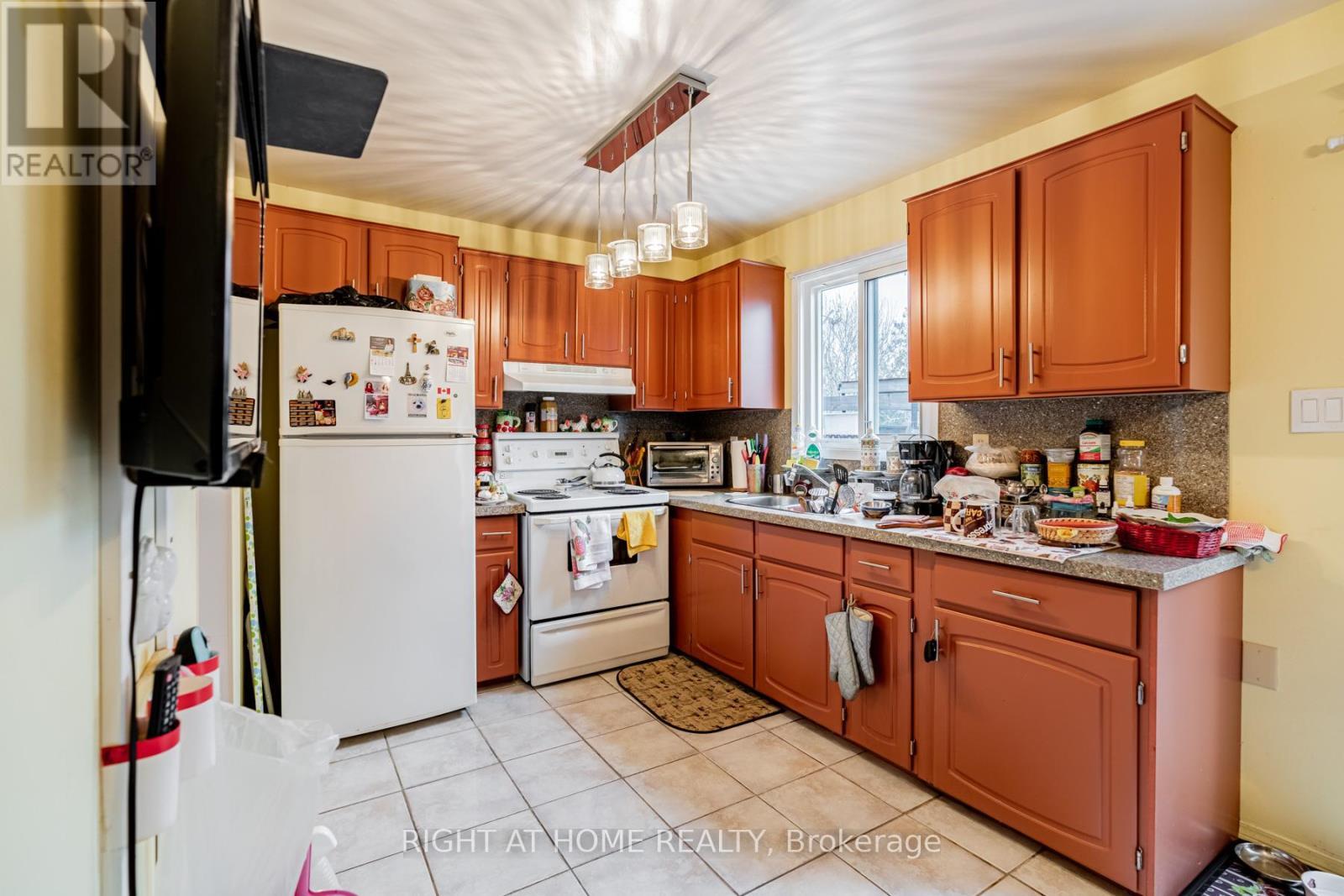 4278 Sawmill Valley Drive, Mississauga, ON - Indoor Photo Showing Kitchen With Double Sink