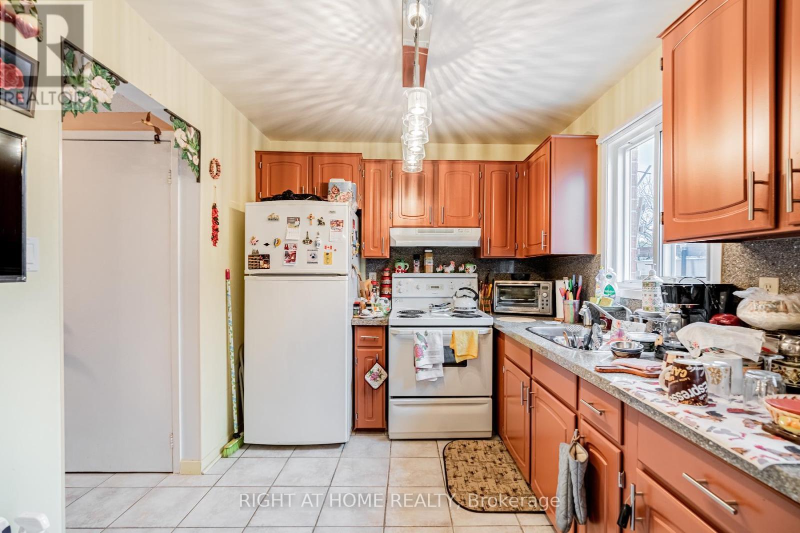 4278 Sawmill Valley Drive, Mississauga, ON - Indoor Photo Showing Kitchen