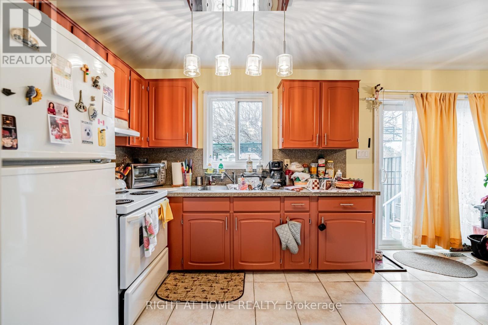 4278 Sawmill Valley Drive, Mississauga, ON - Indoor Photo Showing Kitchen With Double Sink