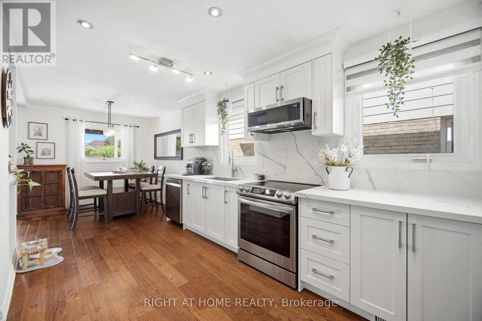 7013 Hickling Crescent, Mississauga, ON - Indoor Photo Showing Kitchen With Upgraded Kitchen