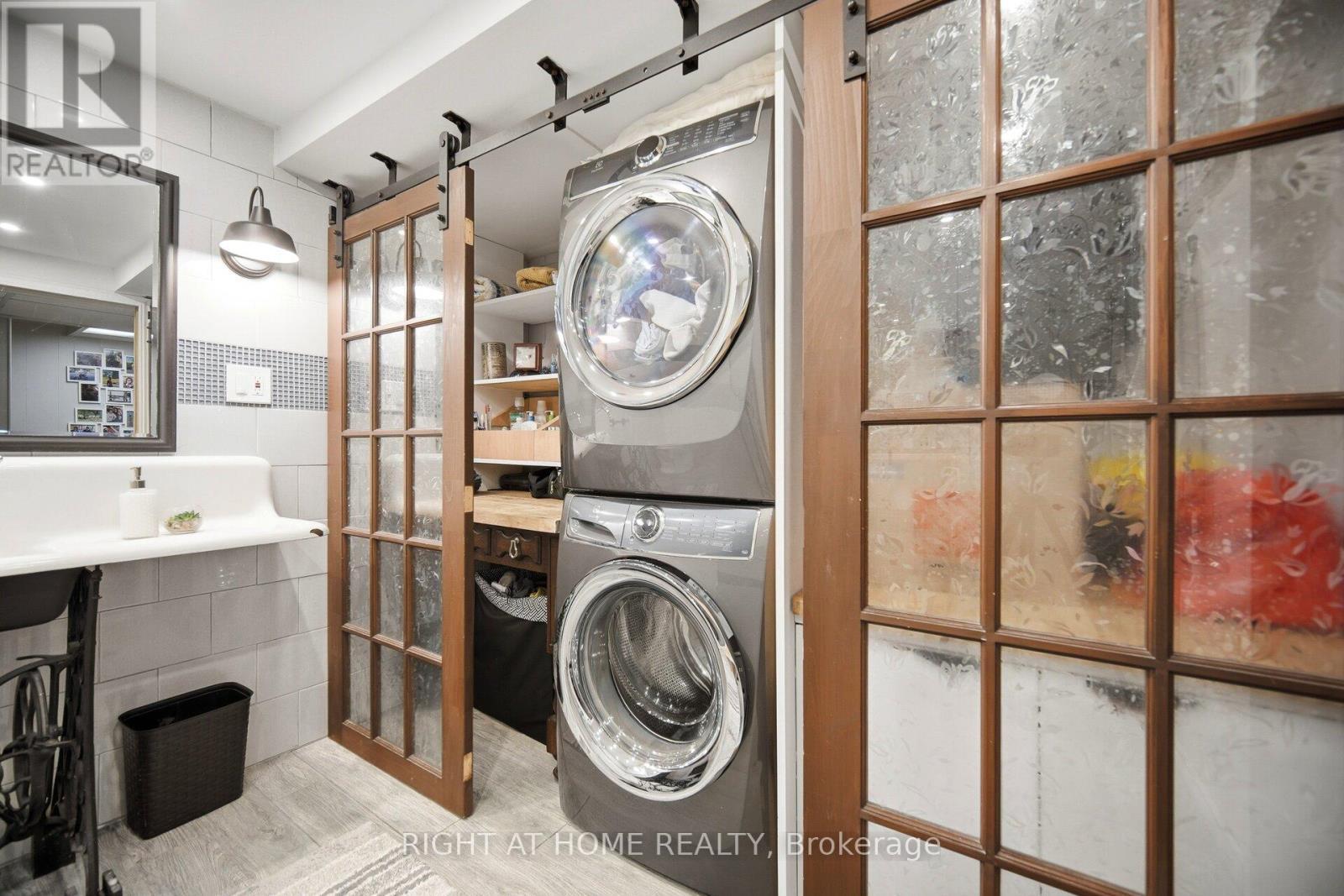 7013 Hickling Crescent, Mississauga, ON - Indoor Photo Showing Laundry Room