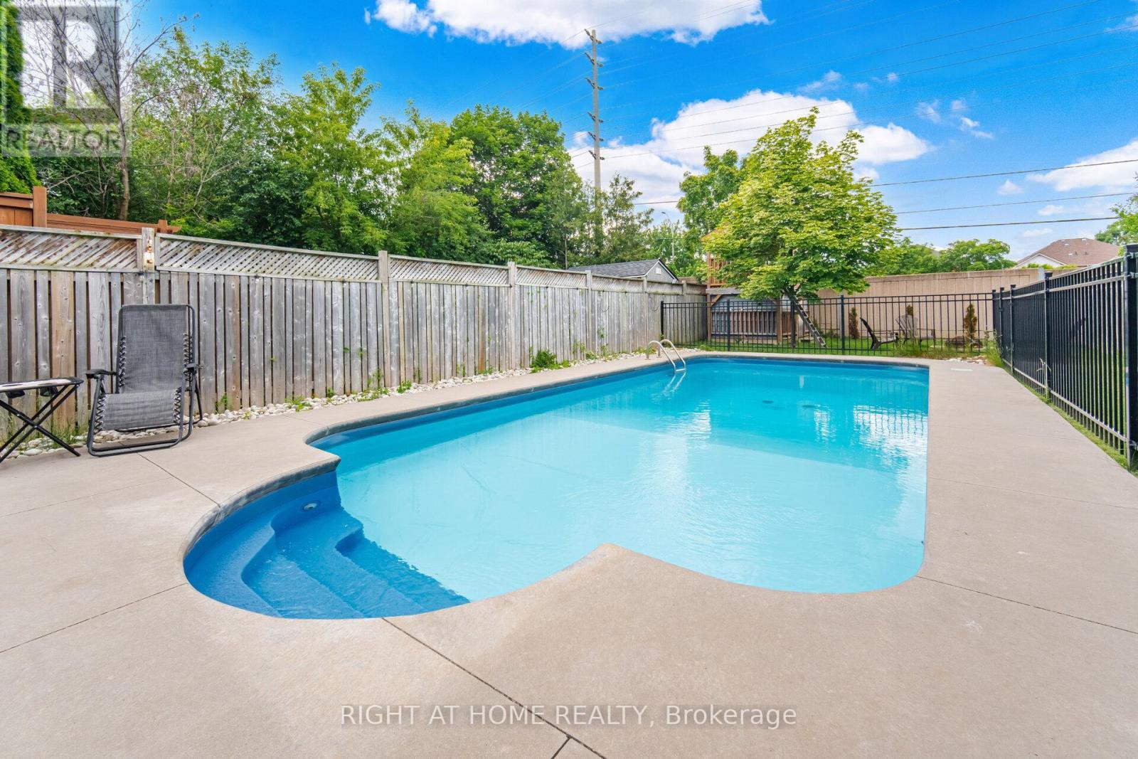 7013 Hickling Crescent, Mississauga, ON - Outdoor With In Ground Pool With Backyard