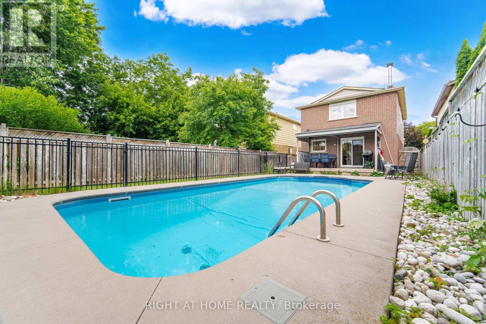 7013 Hickling Crescent, Mississauga, ON - Outdoor With In Ground Pool With Backyard