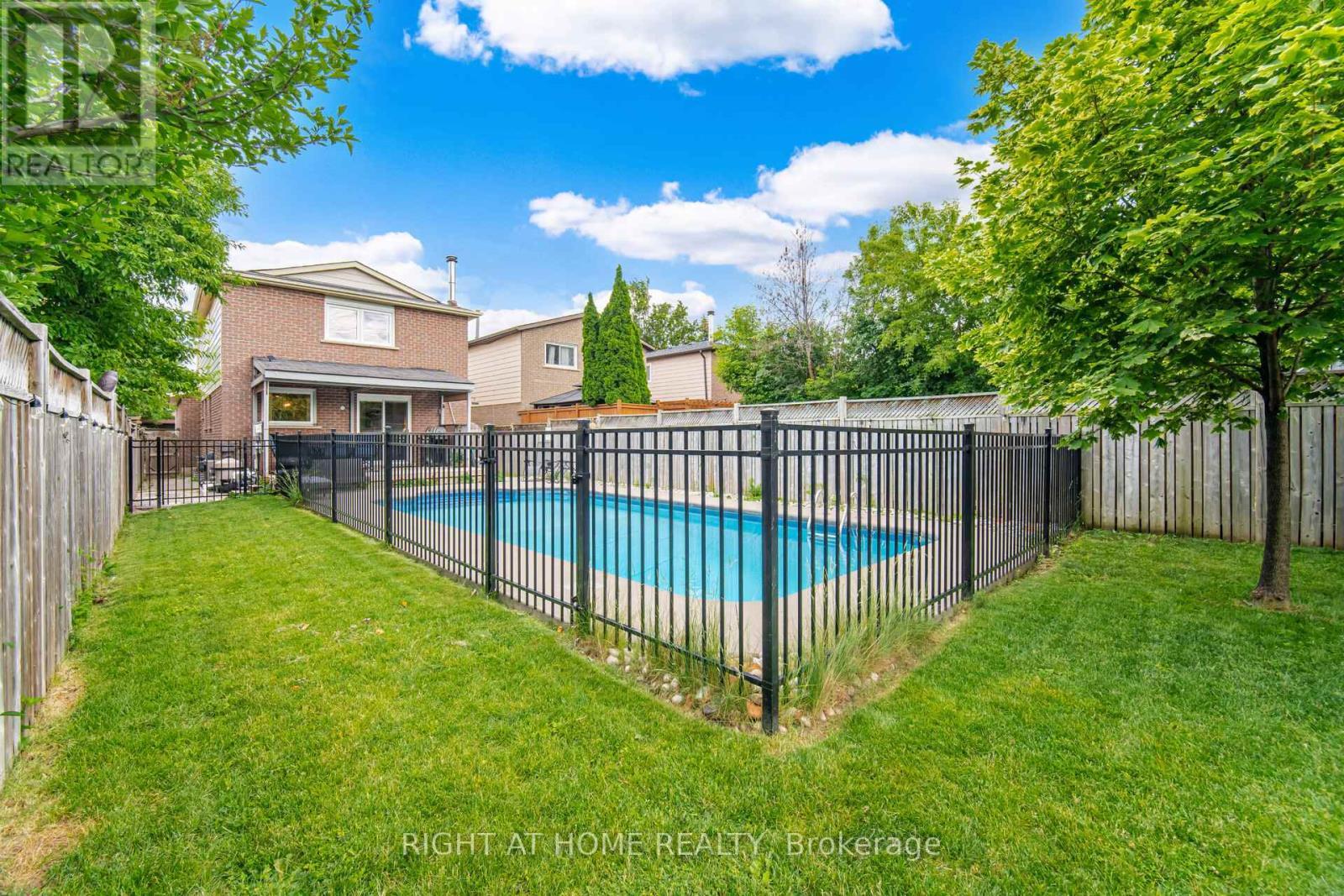 7013 Hickling Crescent, Mississauga, ON - Outdoor With In Ground Pool With Deck Patio Veranda With Backyard