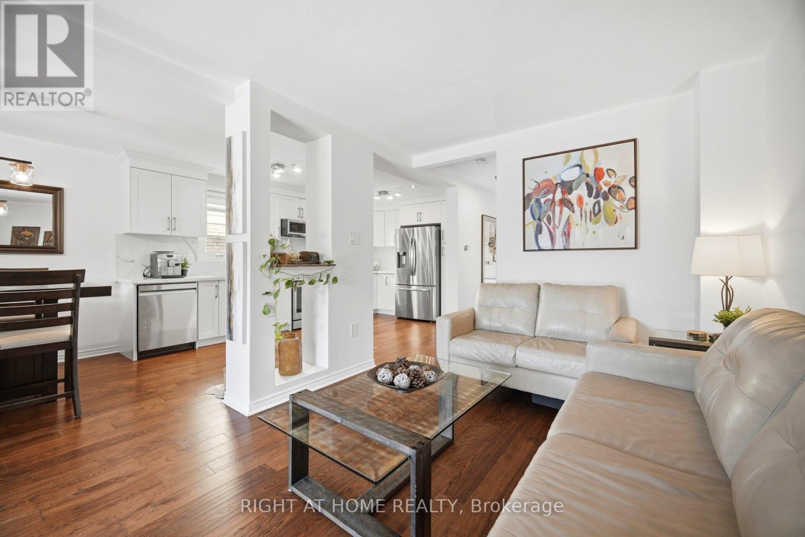 7013 Hickling Crescent, Mississauga, ON - Indoor Photo Showing Living Room