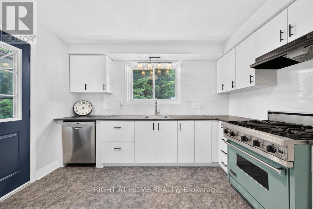 662 Montego Crescent, Burlington, ON - Indoor Photo Showing Kitchen With Upgraded Kitchen