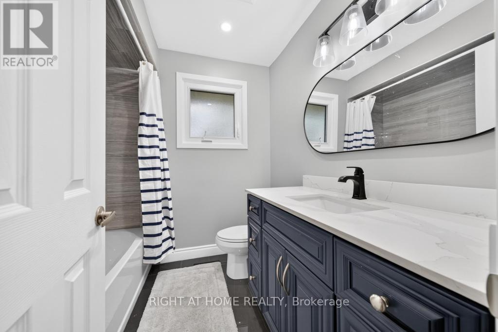 662 Montego Crescent, Burlington, ON - Indoor Photo Showing Bathroom