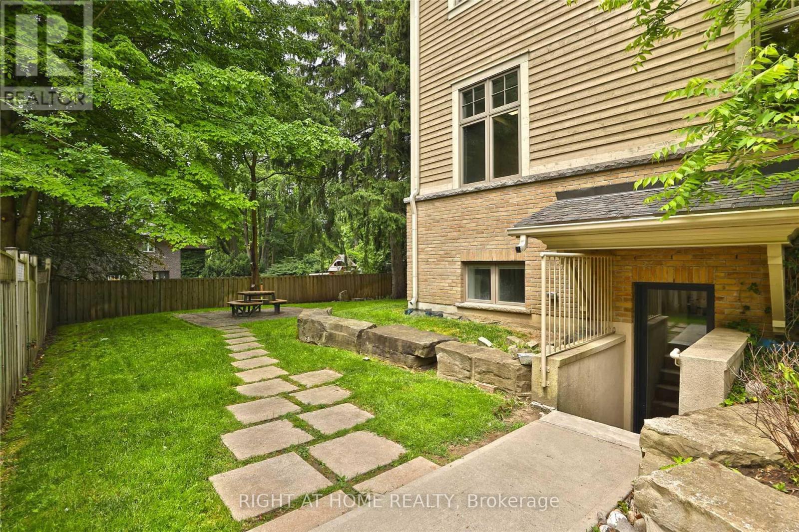 1440 Hurontario Street, Mississauga, ON