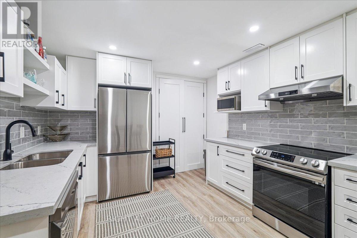 2090 Stonehouse Crescent, Mississauga, ON - Indoor Photo Showing Kitchen With Double Sink With Upgraded Kitchen
