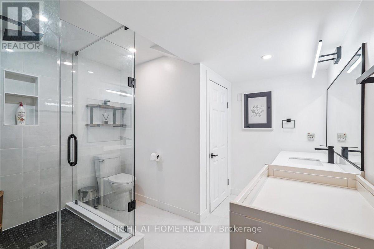 2090 Stonehouse Crescent, Mississauga, ON - Indoor Photo Showing Bathroom