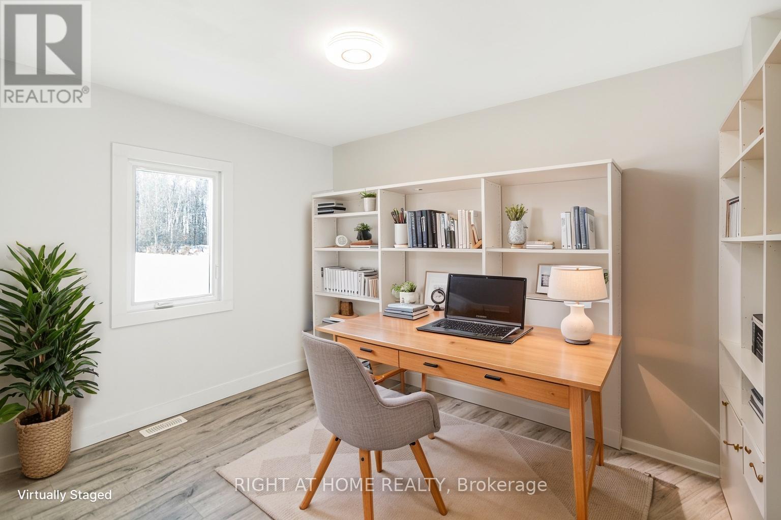 100 Green Mountain Road E, Hamilton, ON - Indoor Photo Showing Office