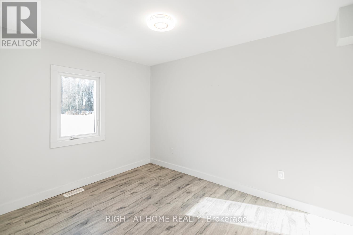 100 Green Mountain Road E, Hamilton, ON - Indoor Photo Showing Other Room