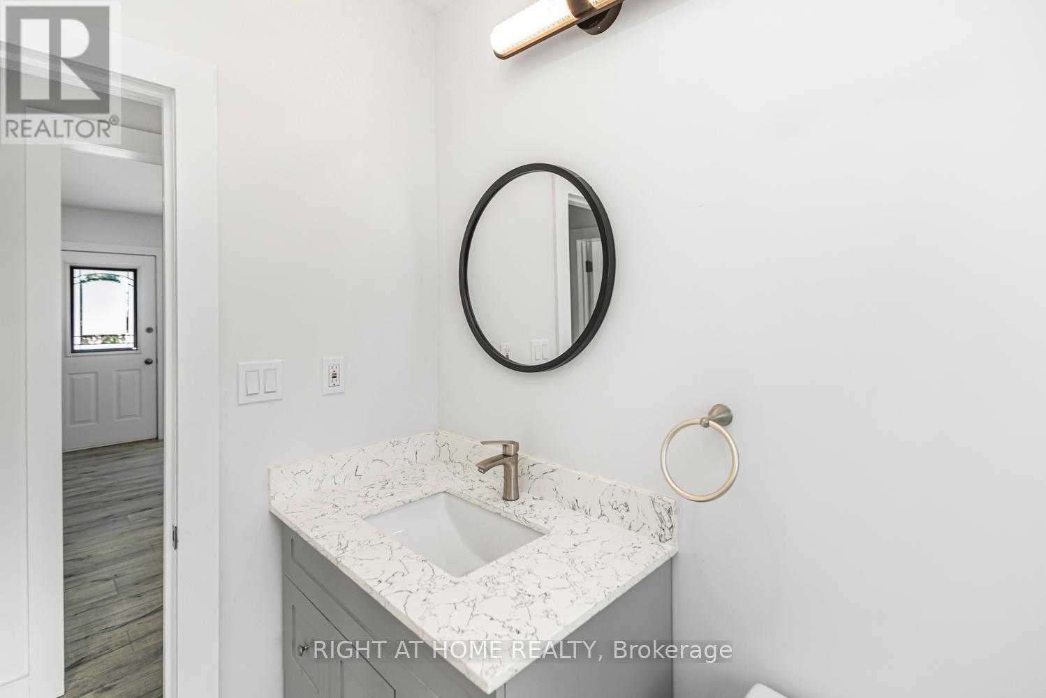 100 Green Mountain Road E, Hamilton, ON - Indoor Photo Showing Bathroom