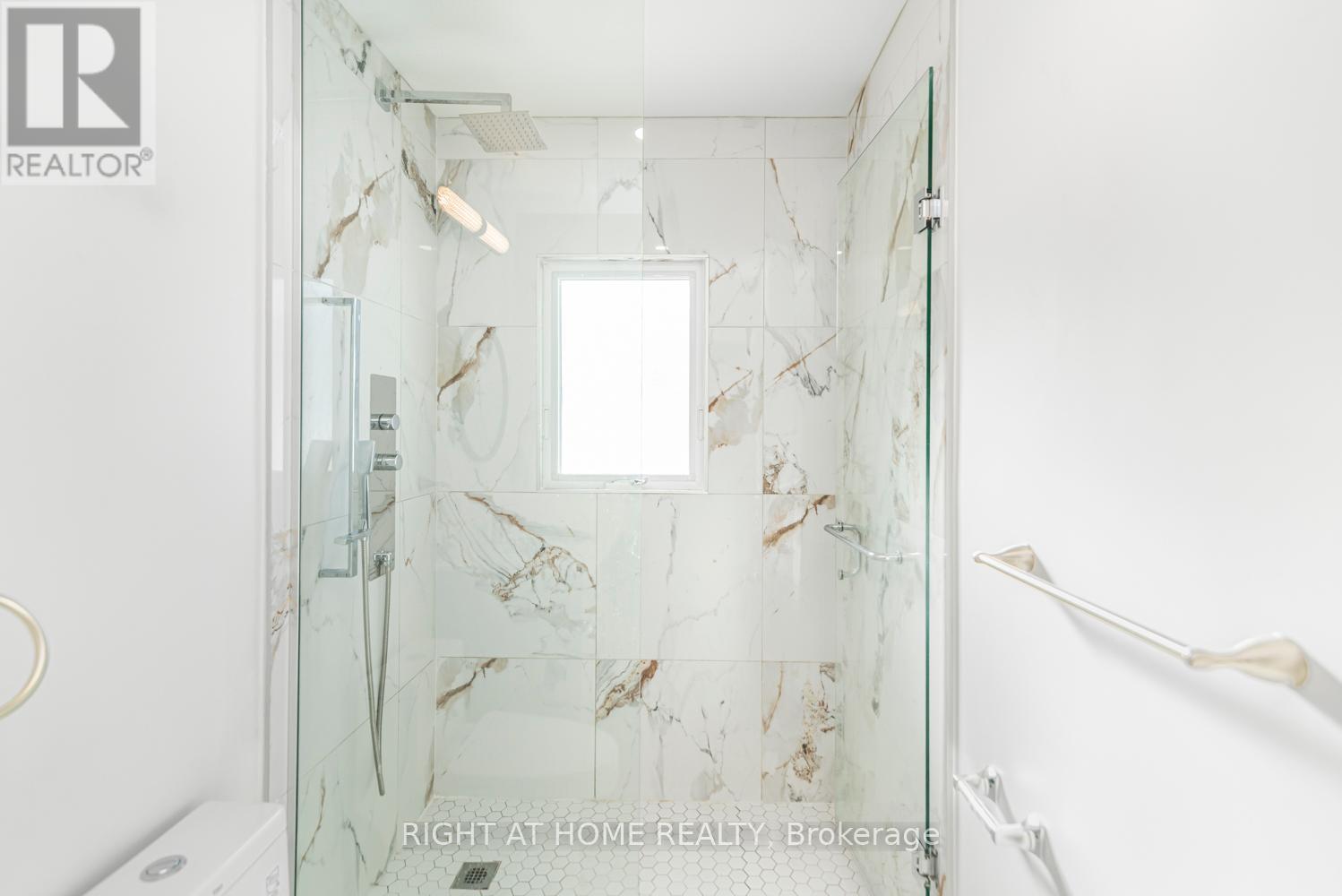 100 Green Mountain Road E, Hamilton, ON - Indoor Photo Showing Bathroom