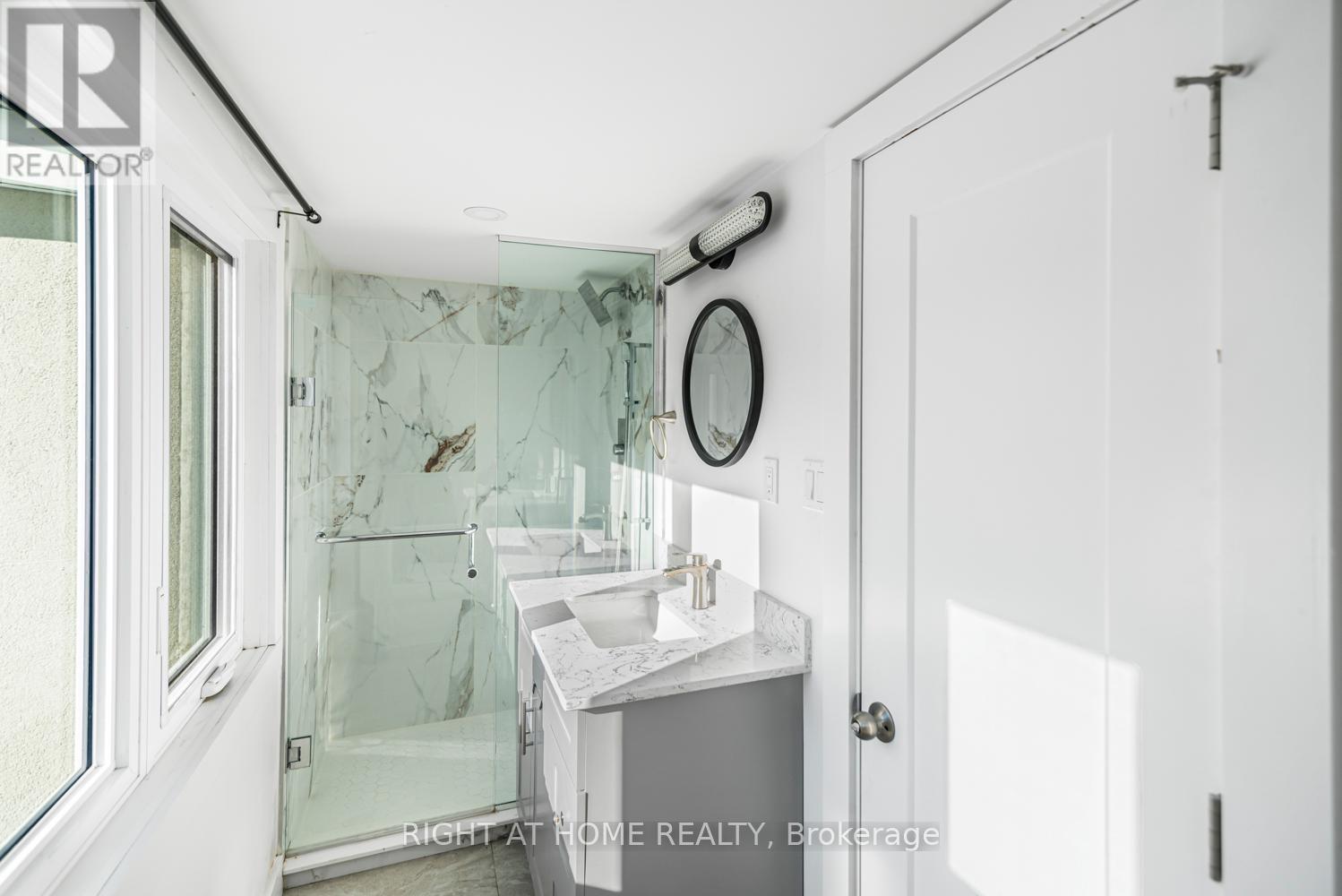 100 Green Mountain Road E, Hamilton, ON - Indoor Photo Showing Bathroom