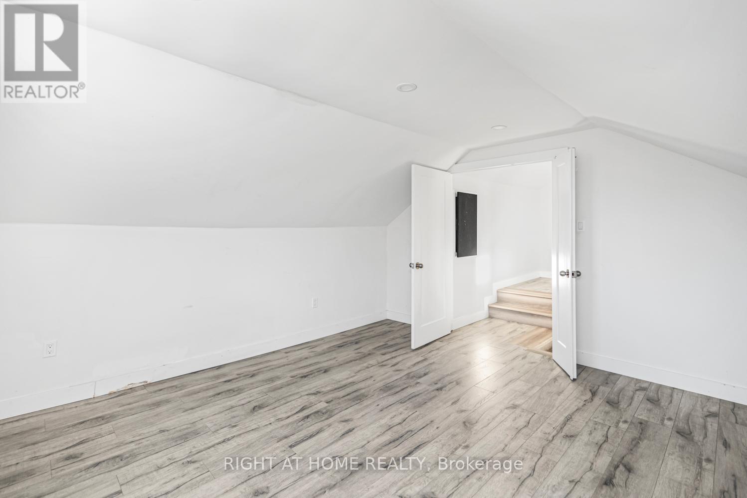 100 Green Mountain Road E, Hamilton, ON - Indoor Photo Showing Other Room