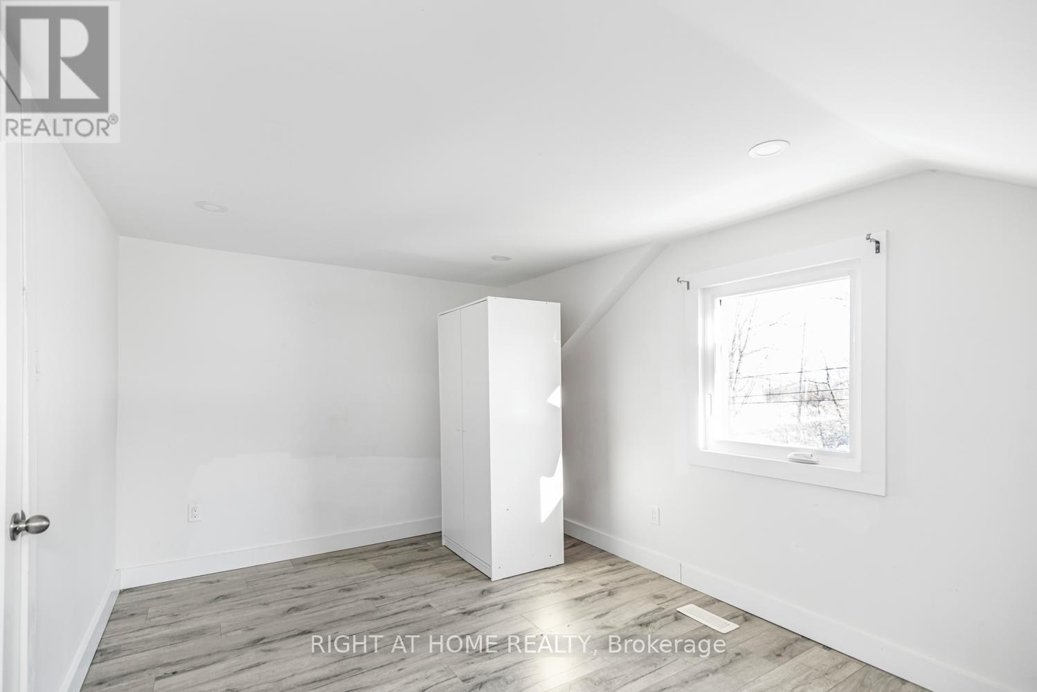 100 Green Mountain Road E, Hamilton, ON - Indoor Photo Showing Other Room