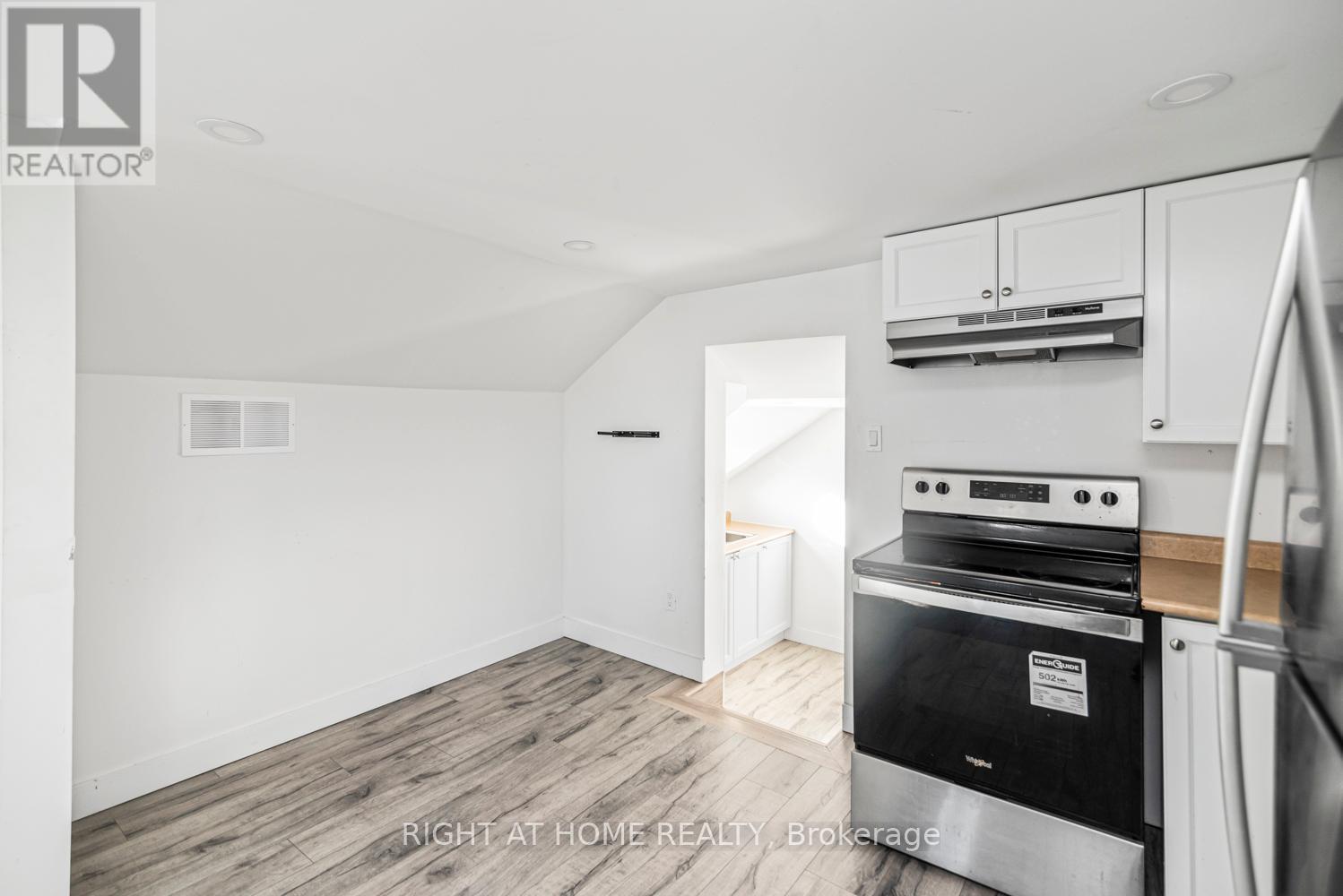 100 Green Mountain Road E, Hamilton, ON - Indoor Photo Showing Kitchen