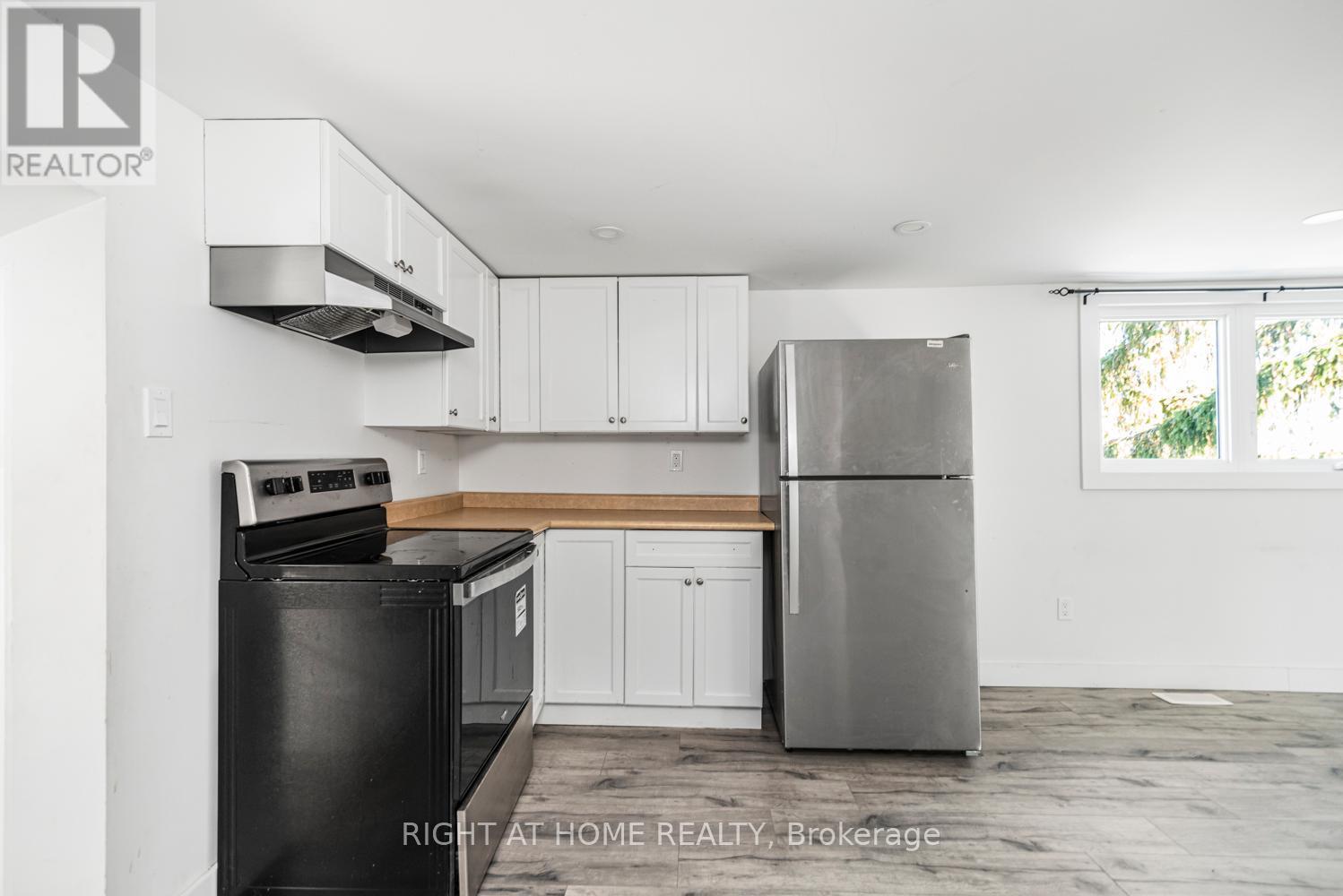 100 Green Mountain Road E, Hamilton, ON - Indoor Photo Showing Kitchen With Stainless Steel Kitchen