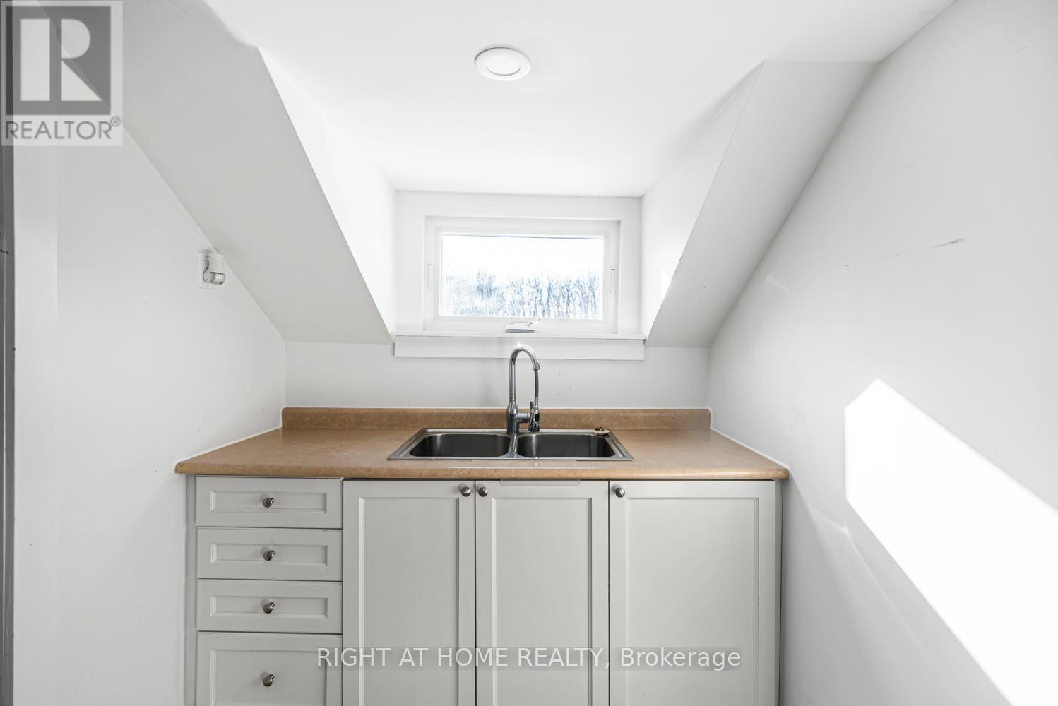 100 Green Mountain Road E, Hamilton, ON - Indoor Photo Showing Other Room