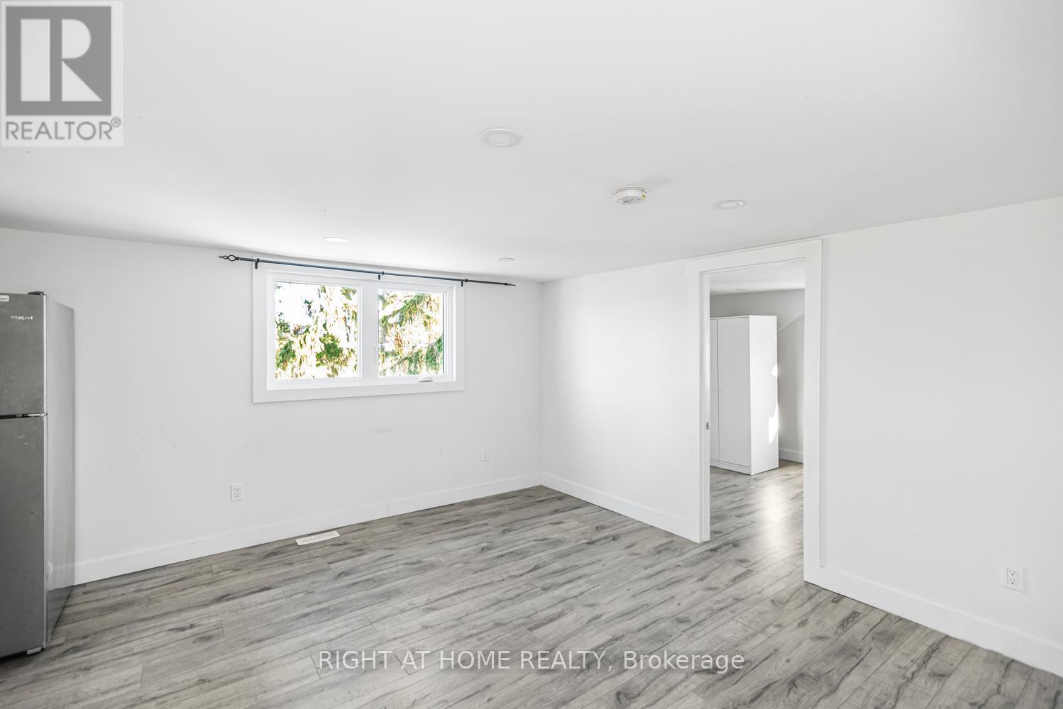 100 Green Mountain Road E, Hamilton, ON - Indoor Photo Showing Other Room