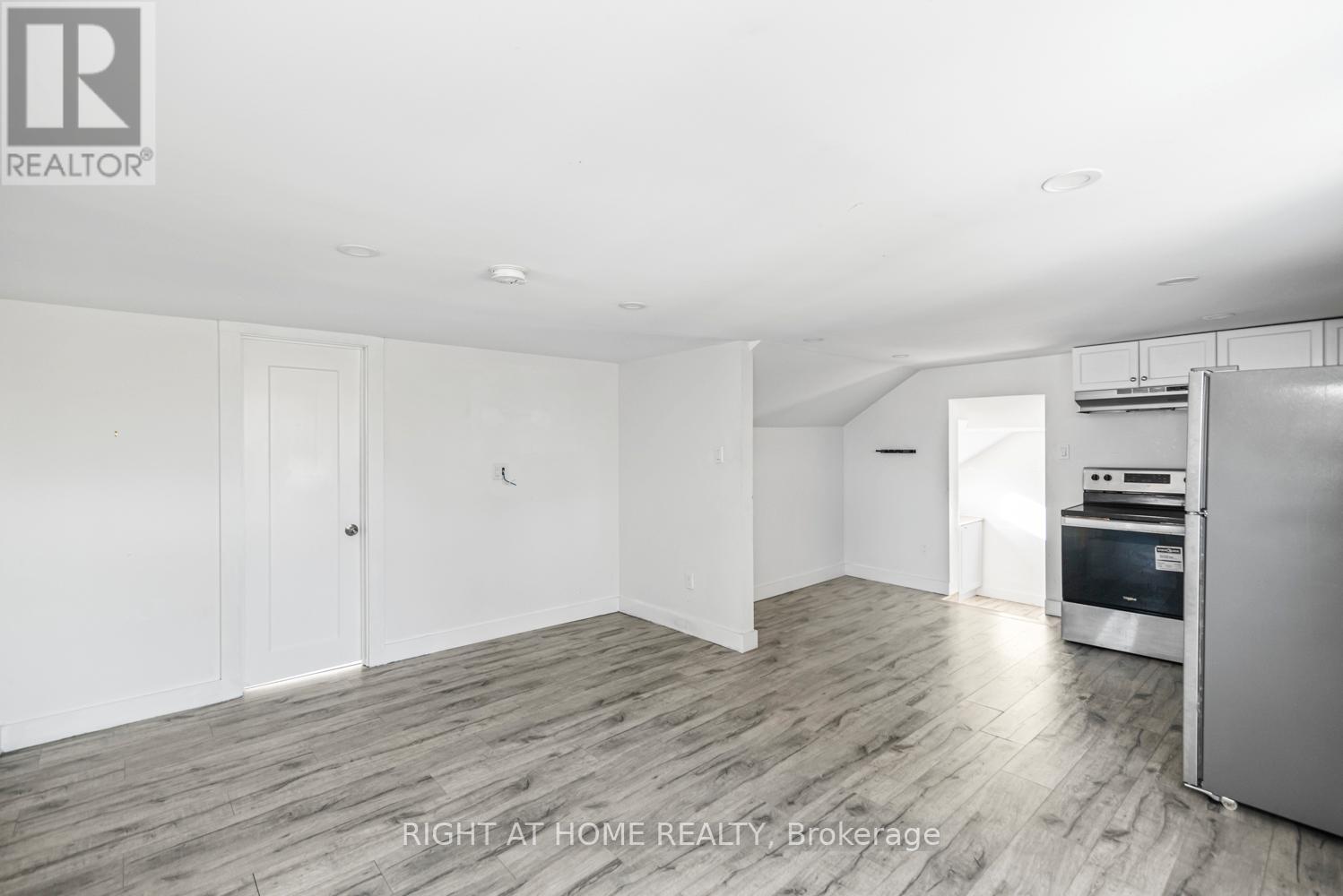 100 Green Mountain Road E, Hamilton, ON - Indoor Photo Showing Other Room