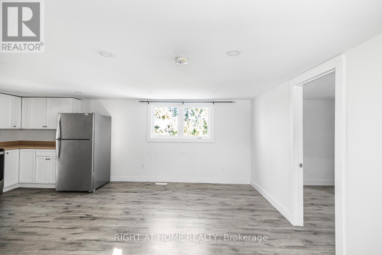 100 Green Mountain Road E, Hamilton, ON - Indoor Photo Showing Other Room