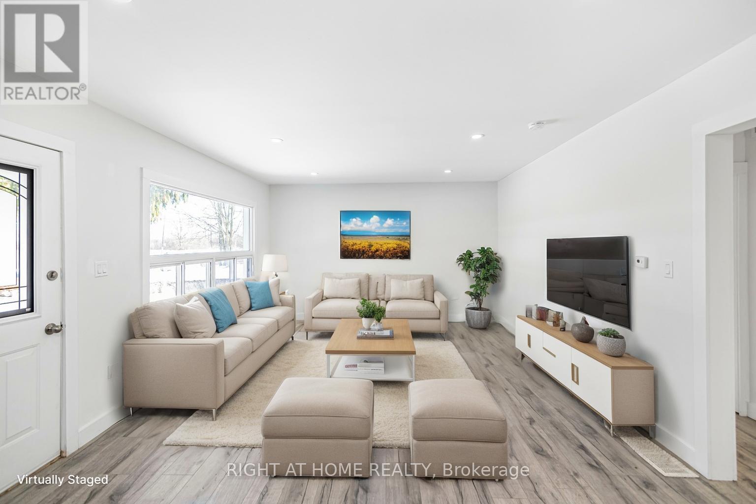 100 Green Mountain Road E, Hamilton, ON - Indoor Photo Showing Living Room