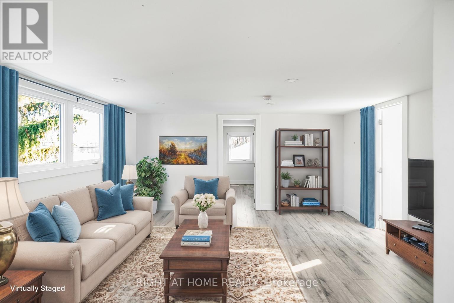 100 Green Mountain Road E, Hamilton, ON - Indoor Photo Showing Living Room