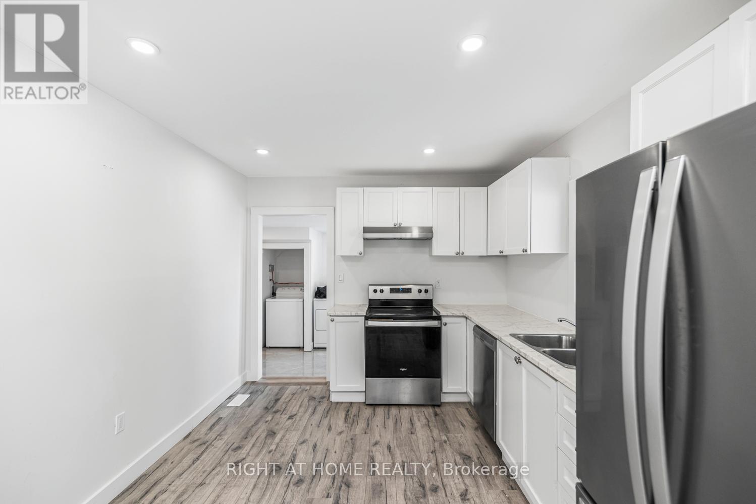 100 Green Mountain Road E, Hamilton, ON - Indoor Photo Showing Kitchen With Stainless Steel Kitchen With Double Sink With Upgraded Kitchen