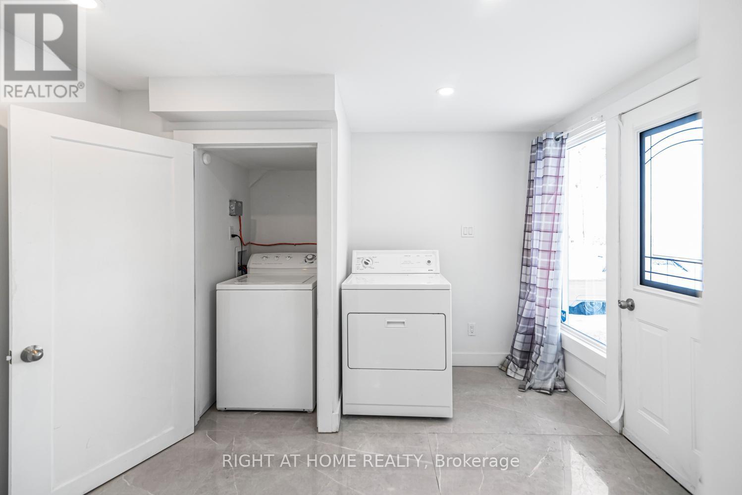 100 Green Mountain Road E, Hamilton, ON - Indoor Photo Showing Laundry Room