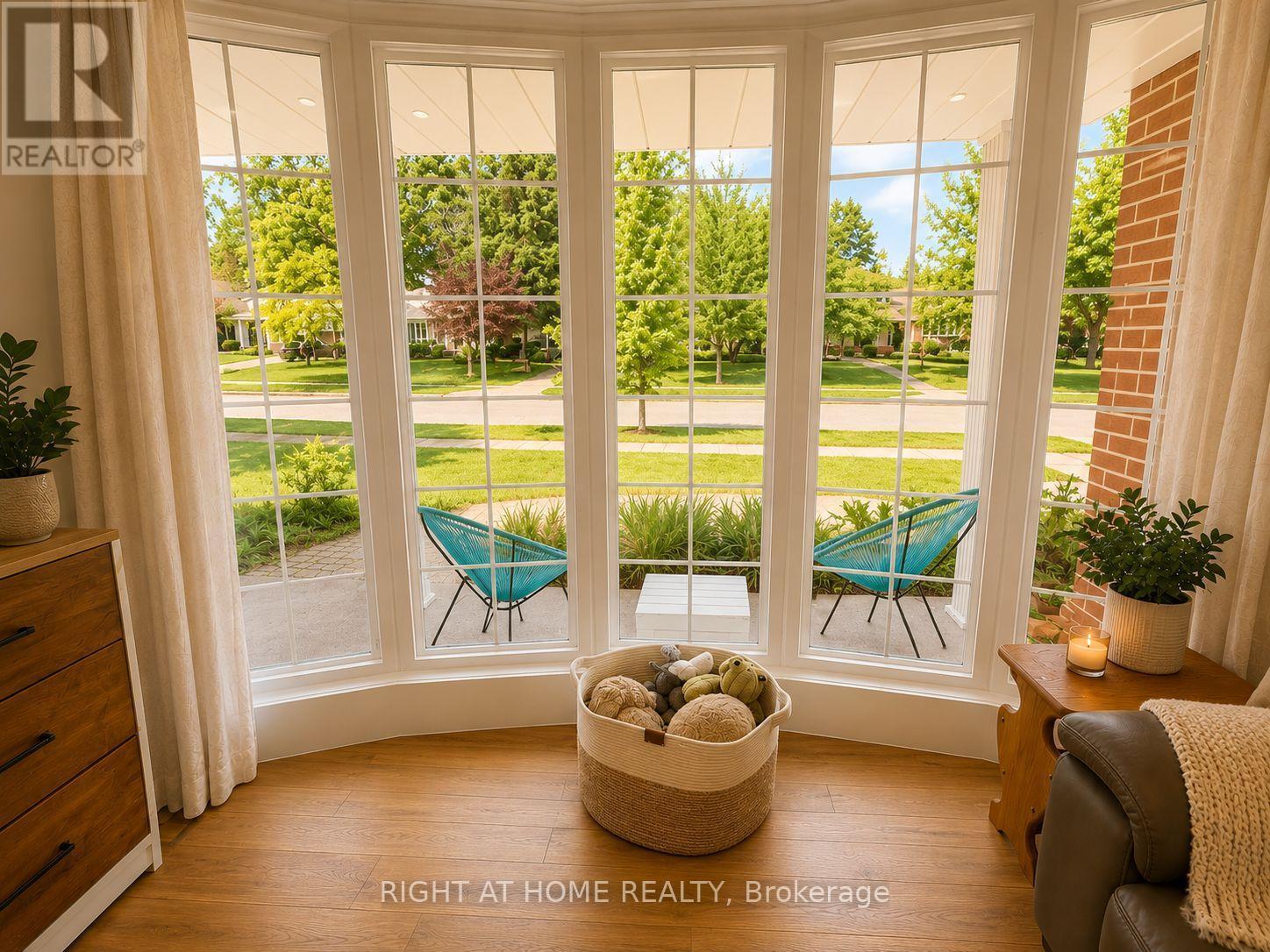 Main Floor Living Area - 4440 Cosburn Crescent, Burlington, ON - Indoor